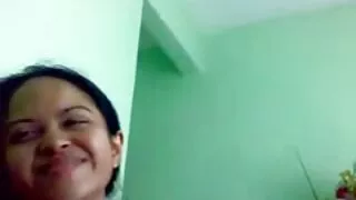 মেয়েটি প্যান্টিহস তিশার সেক্স ভিডিও দ্বারা আন্ডারড্রেস করে এবং উপস্থিতির সাথে শ্রোতাদের উস্কে দেয়
